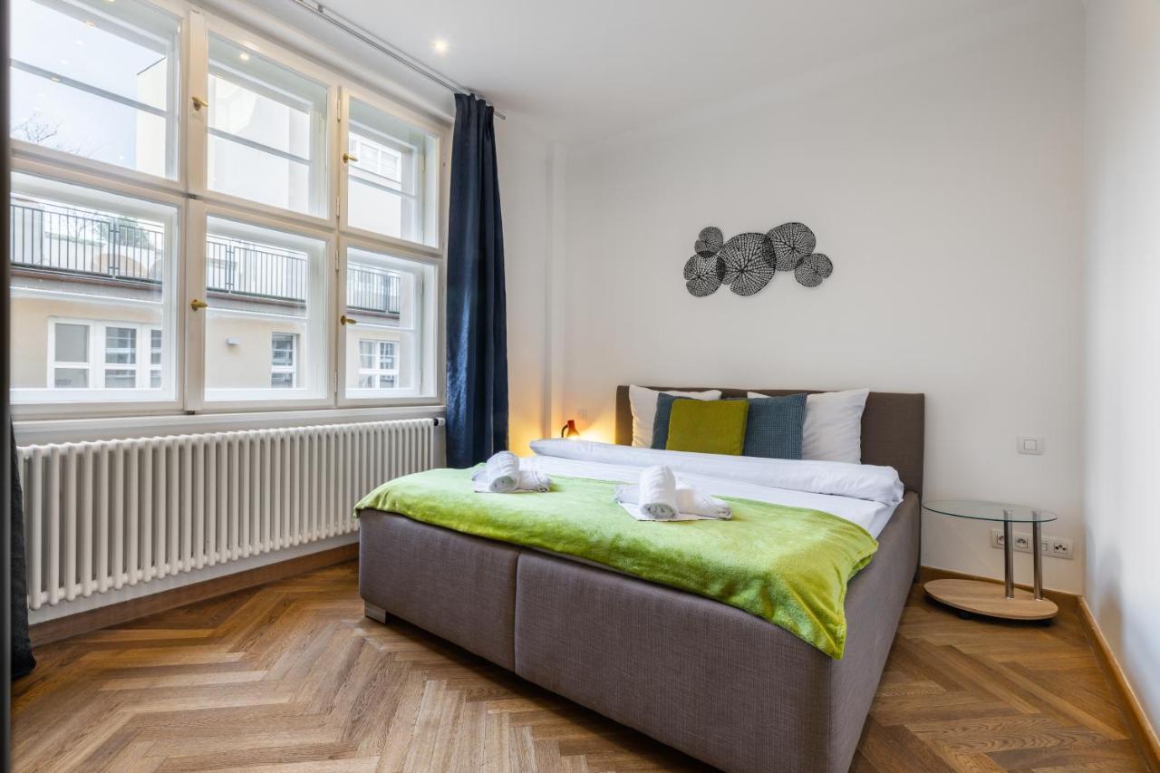 Dlouha Palace - Live In One Of The Streets * Praha