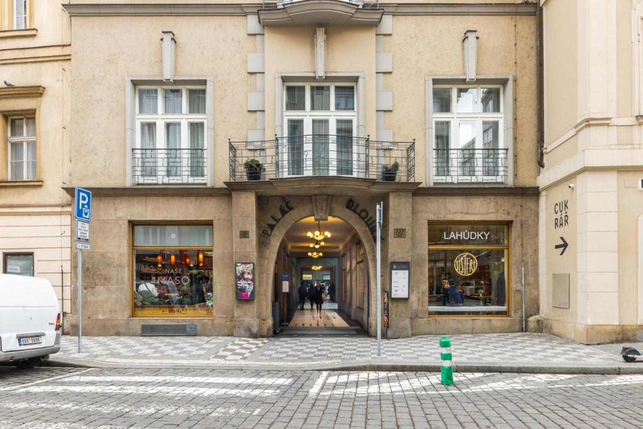 Dlouha Palace - Live In One Of The Streets * Praha